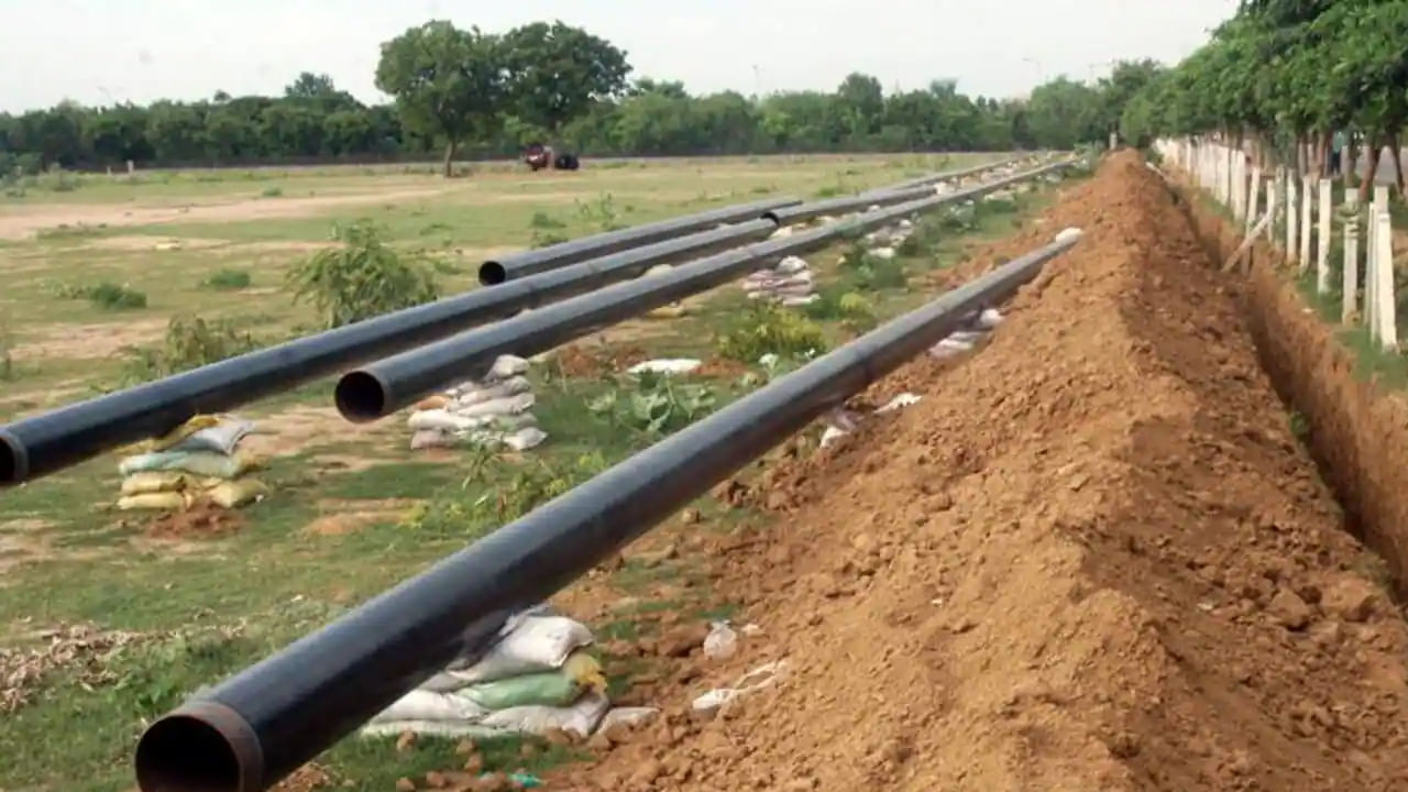 Telangana: పైప్లైన్ కోసం గుంతలను తవ్వుతుండగా కనిపించిన దుప్పటి.. తెరచి చూడగా.. ?