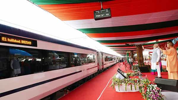 9 New Vande Bharat Trains: పట్టాలెక్కిన 9 వందే భారత్ రైళ్లు.. వర్చువల్ మోడ్లో జెండా ఊపి ప్రారంభించిన మోదీ