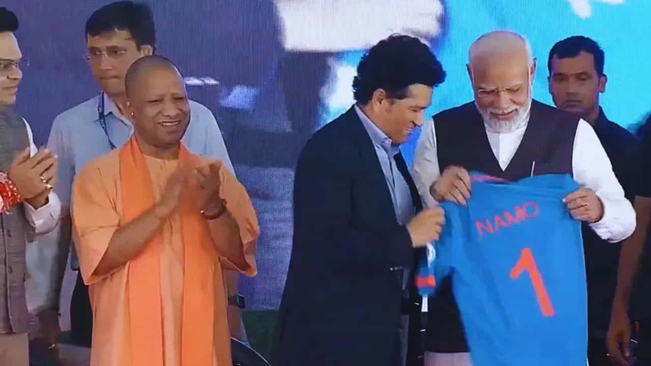 ఈ సందర్భంగా టీమిండియా దిగ్గజ బ్యాట్స్‌మెన్ సచిన్ టెండూల్కర్ ‘నమో’ అని రాసి ఉన్న భారత జెర్సీని ప్రధాని మోడీకి బహుమతిగా ఇచ్చాడు.
