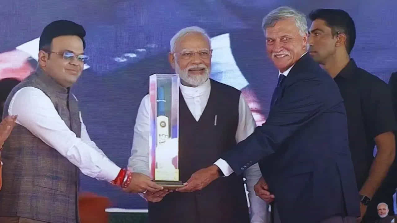 సచిన్‌తో పాటు బీసీసీఐ అధ్యక్షుడు రోజర్ బిన్నీ, బీసీసీఐ కార్యదర్శి జే షా భారత ప్రధానికి స్మారక చిహ్నంగా బ్యాట్‌ను బహుమతిగా అందజేశారు.