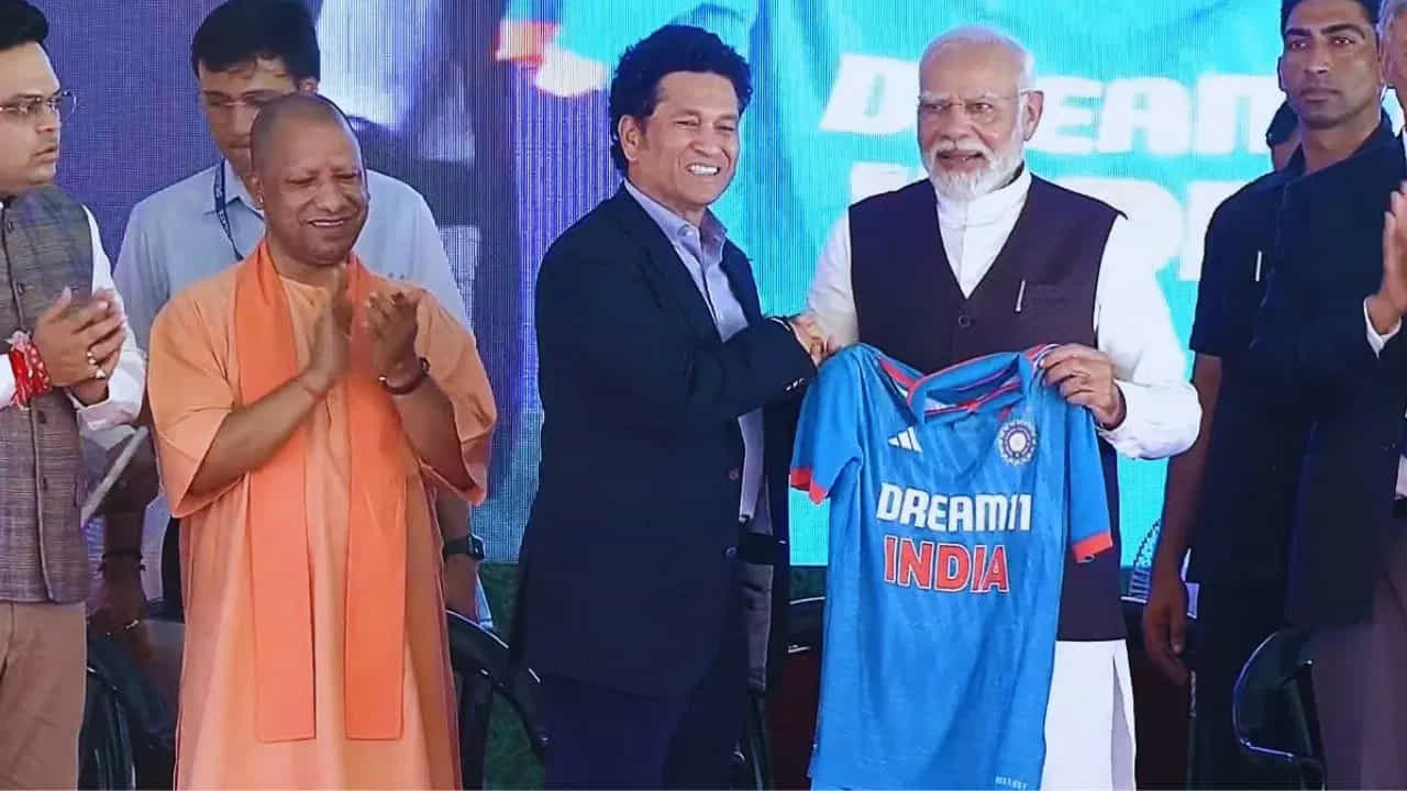 
దేశం అభివృద్ధి కోసం క్రీడా సౌకర్యాల భారీ విస్తరణ అవసరం. మనలో చాలా మందికి ప్రపంచంలోని అనేక నగరాలు తెలుసు. ఎందుకంటే వారు వివిధ అంతర్జాతీయ స్థాయి క్రీడలను నిర్వహించారు. అలాంటి క్రీడా కేంద్రాన్ని భారత్‌లోనూ నిర్మిస్తాం. దీని కారణంగా అంతర్జాతీయ స్థాయి వివిధ ఆటలను కూడా ఇక్కడ నిర్వహించవచ్చు. ఈరోజు శంకుస్థాపన చేసిన ఈ స్టేడియం క్రీడల పట్ల తమ ప్రభుత్వానికి ఉన్న నిబద్ధతకు నిదర్శనం' అని అన్నారు.
