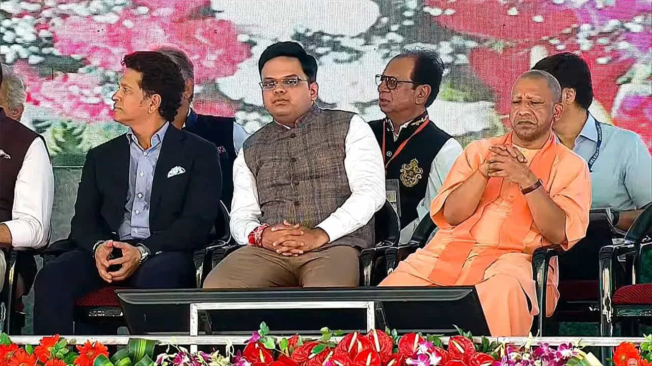 
శివతత్వం ఉట్టిపడేలా స్టేడియం నిర్మాణం చేపట్టనున్నారు. శివుడి చేతిలో మోగే ఢమరుకం రూపంలో ఉండే పెవిలియన్.. త్రిశూలాన్ని పోలిన ఫ్లడ్ లైట్లు, గంగా ఘాట్‌ మెట్ల మాదిరిగా ప్రేక్షకుల గ్యాలరీ ఉండనున్నాయి. చంద్రవంక ఆకారపు పైకప్పు కవరింగ్ ఉండనున్నాయి. దాదాపు 30,000 మంది అభిమానులు ఇక్కడ మ్యాచ్‌ను ఒకేసారి వీక్షించవచ్చు. ఈ స్టేడియం నిర్మాణ పనులు డిసెంబర్ 2025 నాటికి పూర్తయ్యే అవకాశం ఉంది.