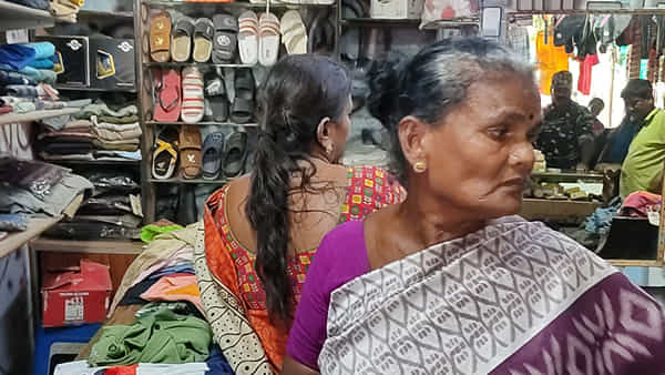 Mahbubabad: క్లాస్గా తయారై వచ్చి లూటీకి స్కెచ్.. సీసీ కెమెరాకు చిక్కి కటకటాల పాలైన కిలాడి లేడీలు