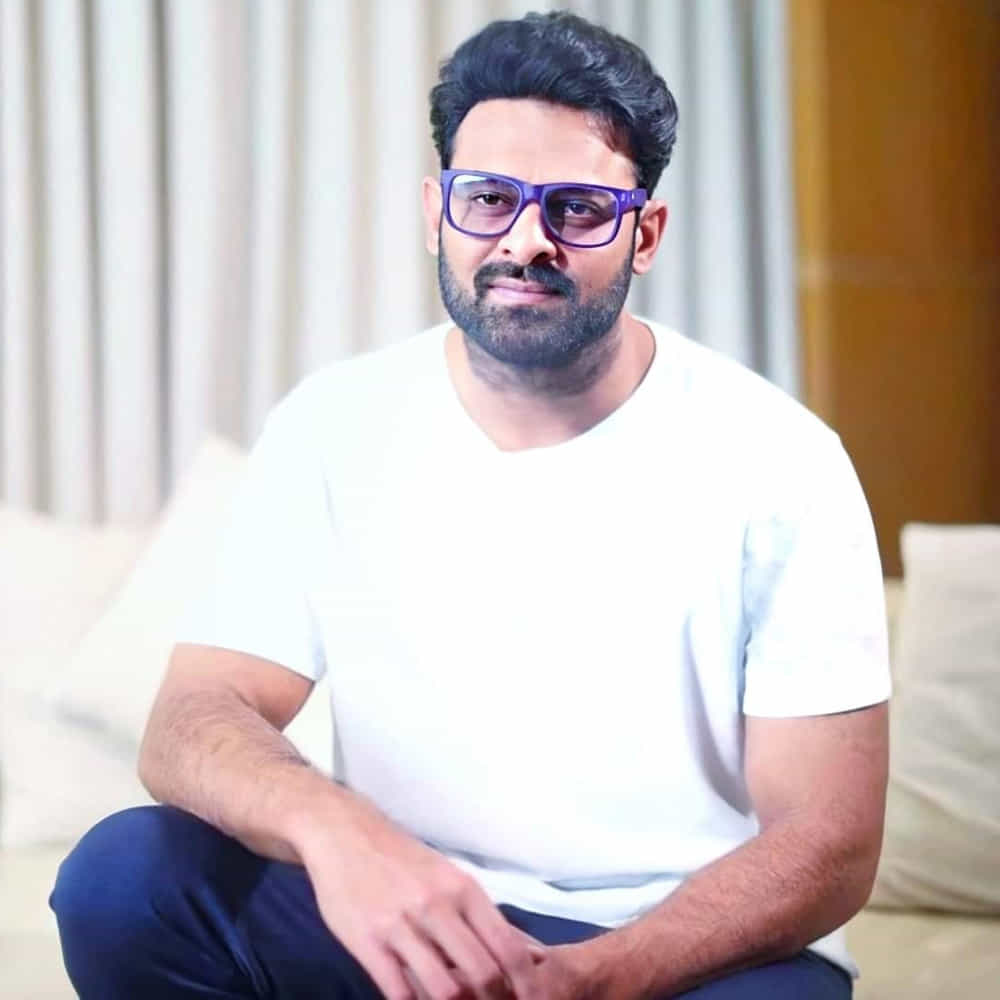 ముందు అనుకున్నదే... డార్లింగ్ పండక్కి వస్తారని. కాకపోతే రారేమో అనే డౌట్ వినిపించింది మొన్నీమధ్య. అరే... అలాంటిదేమీ లేదు. రావడం పక్కా.. కాకపోతే సినిమా పేరు మారుతుందంతే... అని ఫ్యాన్స్ కి స్వీట్ న్యూస్ చెప్పేశారు డార్లింగ్. రెబల్ సైన్యం ఖుషీగా ఉన్నారు. మిగిలిన హీరోల ఫ్యాన్స్ పరిస్థితి ఏంటి?