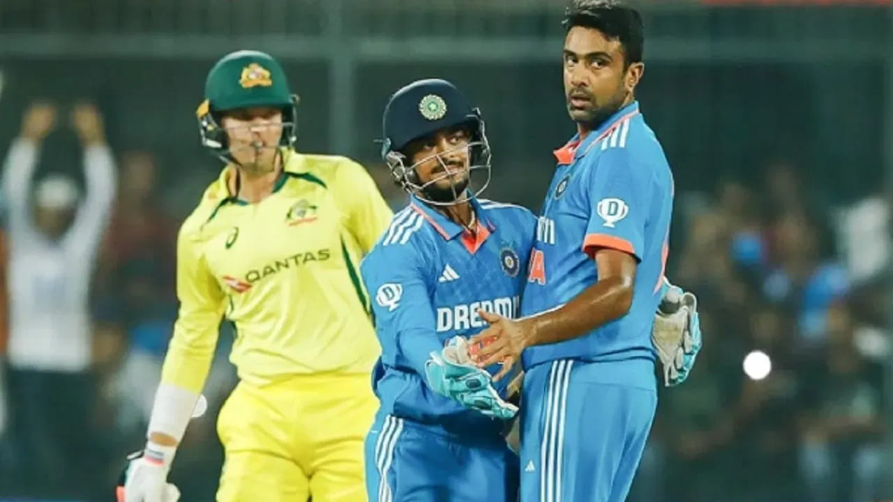 IND vs AUS 2nd ODI: ఆస్ట్రేలియాతో జరిగిన రెండో వన్డేలో అశ్విన్ 3 వికెట్లు తీశాడు. తద్వారా అశ్విన్ ఆస్ట్రేలియాపై అన్ని ఫార్మాట్లలోనూ 144 వికెట్లు పడగొట్టిన ఆటగాడిగా నిలిచాడు. ఇలా ఒకే జట్టుపై అత్యధిక వికెట్లు పడగొట్టిన భారత ఆటగాడిగా అశ్విన్ నిలిచాడు. 
