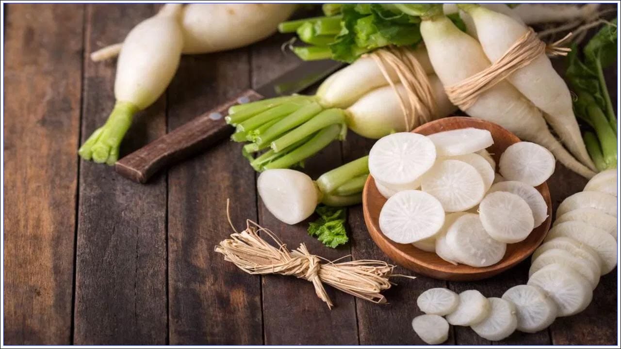 ముల్లంగిలో పప్పు కలిపి తింటే ఆరోగ్యానికి హానికరం. మీకు గొంతు నొప్పి, శరీరంలో నొప్పి, వాపు ఉంటే అది సమస్యను మరింత తీవ్రతరం చేస్తుంది. అందుకే దీనిని తినవద్దు. (నోట్‌: ఇందులోని అంశాలు కేవలం అవగాహన కోసం మాత్రమే. నిపుణుల సలహాలు, సూచనల మేరకు అందిస్తున్నాము. ఏవైనా సందేహాలు ఉంటే నిపుణులను సంప్రదించాలని సూచిస్తున్నాము.