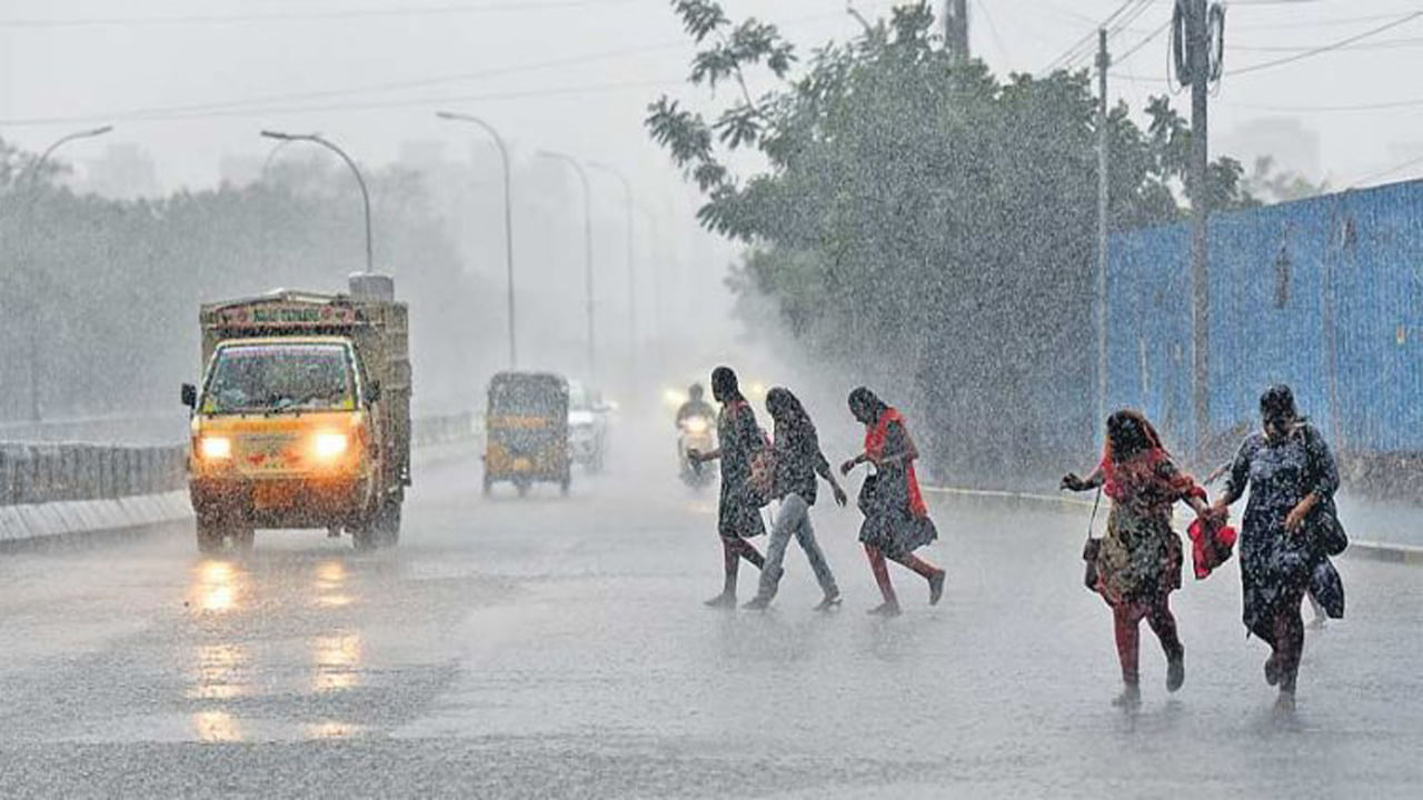 ఉరుములు మెరుపులతో కుంభవృష్టి పడింది. కొద్దిరోజులుగా ఎండకాలం మాదిరిగా ఎండలతో అల్లాడిన జనం వర్షంతో చల్లబడ్డారు. ఉక్కపోత నుంచి ఉపశమనం పొందారు.    తెలంగాణలో కూడా పలు జిల్లాల్లో ఓ మోస్తరు నుంచి భారీ వానలు పడతాయని వాతావరణ శాఖ స్పష్టం చేసింది. 