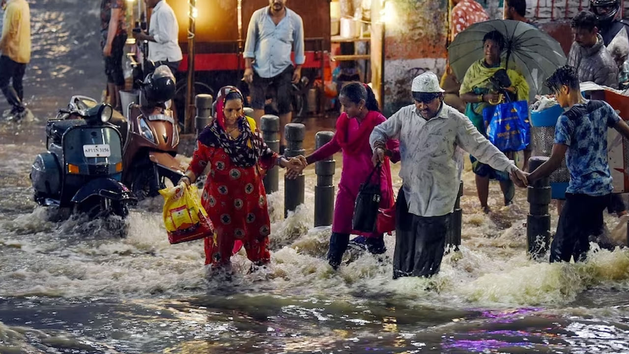 వీటి ప్రభావంతో భారీవర్షాలు కురిసే అవకాశం ఉందని వాతావరణశాఖ హైదరాబాద్‌ సంచాలకురాలు కె.నాగరత్న తెలిపారు. హైదరాబాద్‌ పరిధిలోని కొన్ని ప్రాంతాల్లో శని, ఆదివారాల్లో తేలికపాటి నుంచి ఓ మోస్తరు వర్షాలు కురిసే అవకాశాలు ఉన్నాయన్నారు. ఉదయం వేళ పొగమంచు కూడా కురిసే అవకాశం ఉందన్నారు. తెలిపారు.