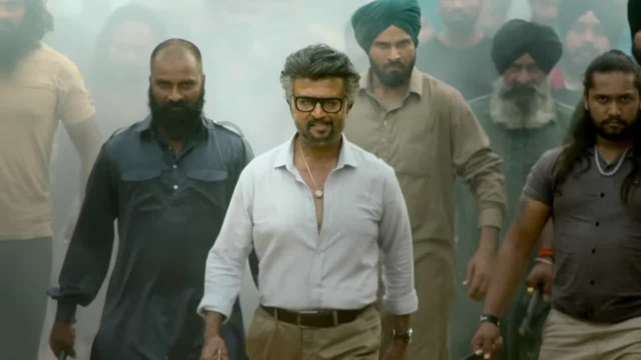 తాజాగా జైలర్ సినిమాతో పాత రికార్డులన్ని చెరిపేశారు రజనీకాంత్. మూడు వారాల్లో 600 కోట్ల మార్క్ను టచ్ చేసిన జైలర్, ఇప్పటికీ హౌస్ ఫుల్ కలెక్షన్స్తో దూసుకుపోతోంది. ఫుల్ రన్లో ఈ సినిమా వెయ్యి కోట్ల మార్క్ను రీచ్ అయ్యే ఛాన్స్ ఉందంటున్నారు ఇండస్ట్రీ జనాలు. ఇలా 50 ఏళ్లుగా ప్రతీ దశాబ్దంలోనూ ఇండస్ట్రీ హిట్ ఇచ్చిన వన్ అండ్ ఓన్లీ హీరోగా ఆల్ టైమ్ రికార్డ్ సెట్ చేశారు తలైవా.
