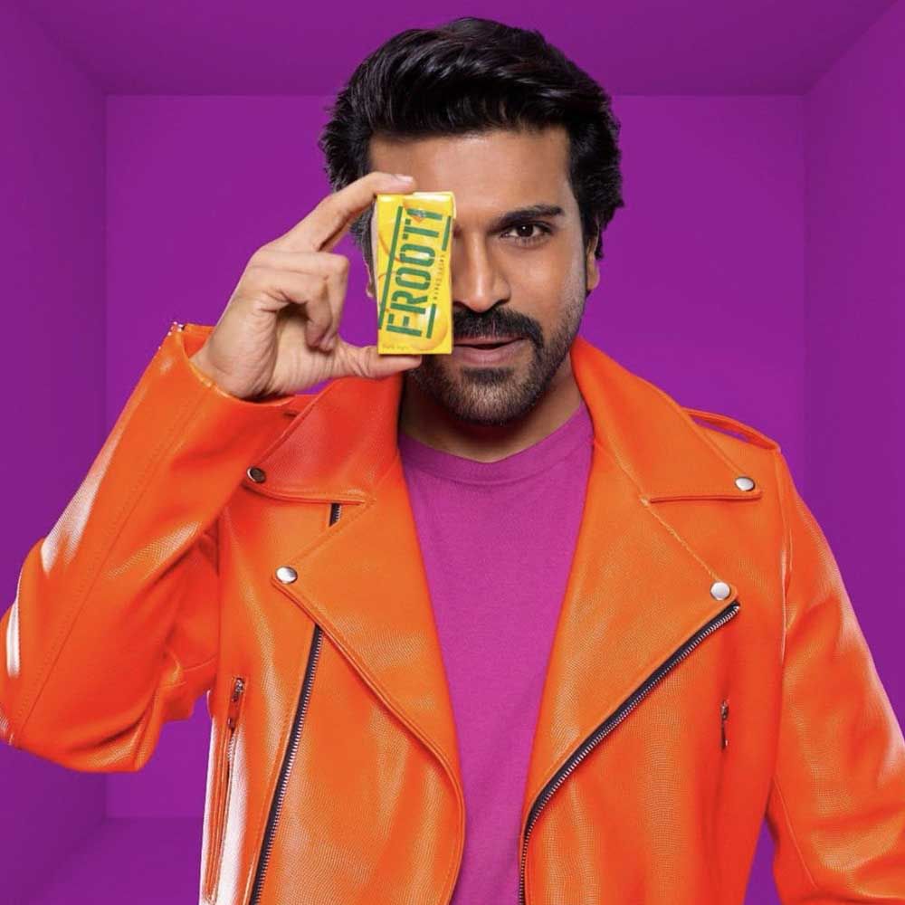 తీరా చూస్తే అది సినిమా కాదు యాడ్ అని అర్థమవుతుంది. ఈ వీడియో ప్రస్తుతం వైరల్ అవుతుంది. పుష్పతో పాన్ ఇండియా స్టార్ అయిపోయిన అల్లు అర్జున్.. యాడ్స్ కూడా అలాగే చేస్తున్నారు. ఈయన కమర్షియల్ బ్రాండ్ వ్యాల్యూ బాగా పెరిగిపోయింది.