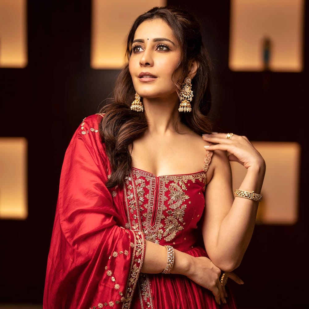 తెలుగుతో పాటు తమిళ్ లోనూ సినిమాలు చేసింది రాశి ఖన్నా. అలాగే హిందీలోనూ నటించింది. రీసెంట్ గా విజయ్ సేతుపతి షాహిద్ కపూర్ నటించిన ఓ వెబ్ సిరీస్ లో కనిపించింది రాశి ఖన్నా. ఈ వెబ్ సిరీస్ తో అక్కడి ప్రేక్షకులను ఆకట్టుకుంది.