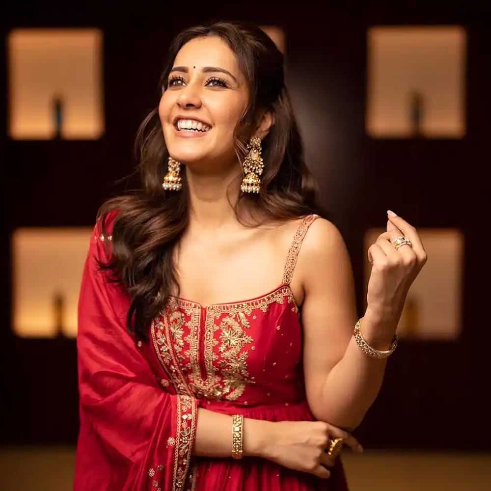 రాశి ఖన్నా చివరిగా తెలుగులో నాగ చైతన్య నటించిన థ్యాంక్యూ సినిమాలో హీరోయిన్ గా చేసింది. ఈ సినిమా బాక్సాఫీస్ దగ్గర బోల్తాకొట్టింది. ఆ తర్వాత ఈ ముద్దుగుమ్మ కొత్త సినిమాను అనౌన్స్ చేయలేదు. సోషల్ మీడియాలో మాత్రం చాలా యాక్టివ్ గా ఉంటుంది రాశి.