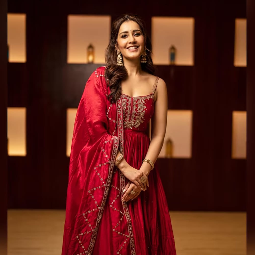 రెడ్ కలర్ డ్రస్ లో రాశి ఖన్నా షేర్ చేసిన ఫోటోలు ఇప్పుడు సోషల్ మీడియాలో వైరల్ గా మారాయి. పద్దతిగానే కనిపిస్తూనే హాట్ లుక్స్ లో కట్టి పడేసింది రాశి ఖన్నా. ఈ ఫోటోలకు కుర్రకారు కొంటె కామెంట్స్ చేస్తున్నారు. ఈ ఫోటోల పై మీరు ఓ లుక్కేయండి.