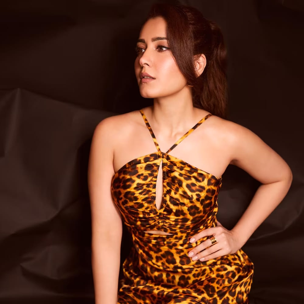 ఊహలు గుసగుసలాడే సినిమాతో హీరోయిన్ గా టాలీవుడ్ కు పరిచయం అయ్యింది రాశిఖన్నా. తొలి సినిమాతోనే అందం అభినయంతో ఆకట్టుకుంది ఈ ముద్దుగుమ్మ. అంతకంటే ముందే మనం సినిమాలో చిన్న పాత్రలో నటించి మెప్పించింది రాశి ఖన్నా.