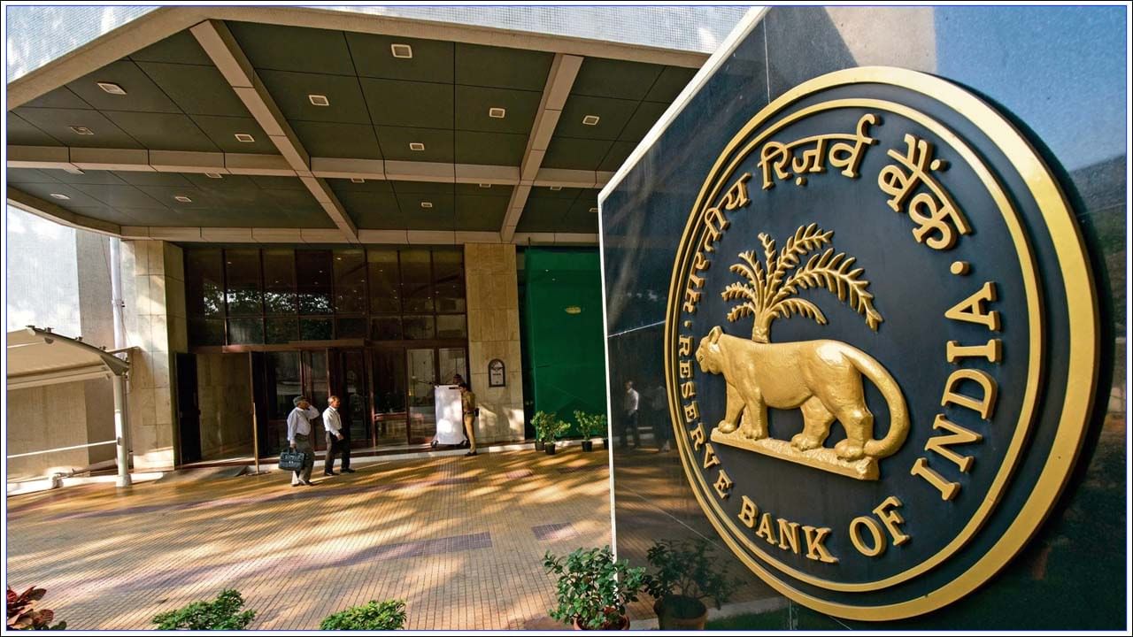 RBI: కస్టమర్లకు ఆర్బీఐ భారీ ఊరట.. బ్యాంకులు అలా చేస్తే రోజుకు రూ.5 వేల జరిమానా చెల్లించాల్సిందే!