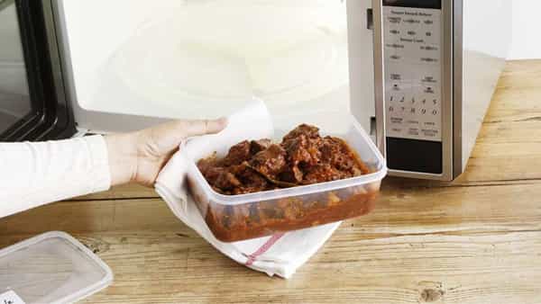 Refrigerator Food: మీకు తెలుసా.. ఫ్రిజ్లో నిల్వ చేసిన ఆహారాలు మళ్లీ వేడిచేసి తింటే క్యాన్సర్ ప్రమాదం..