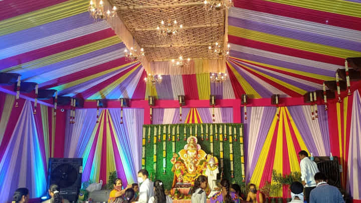 Hyderabad: మరీ ఇలా ఉన్నారేంట్రా బాబు.. గణేష్ మండపంలో లడ్డును ఎత్తుకెళ్లిన విద్యార్థులు. వైరల్ వీడియో.. Hyderabad: మరీ ఇలా ఉన్నారేంట్రా బాబు.. గణేష్ మండపంలో లడ్డును ఎత్తుకెళ్లిన విద్యార్థులు. వైరల్ వీడియో..