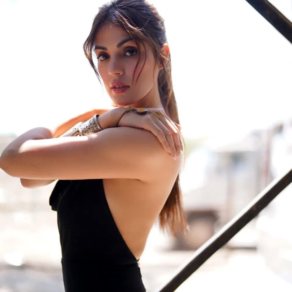 సుశాంత్ సింగ్ మరణం తర్వాత వెలుగులోకి వచ్చిన డ్రగ్స్ కేసులో రియా జైలు పాలైంది. ఆతర్వాత పెద్దగా బయట కనిపించలేదు. ఇప్పుడు సాధారణ జీవితంలోకి వచ్చి కొన్ని సినిమాలు, రియాల్టీ షోలలో పాల్గొంటుంది. 