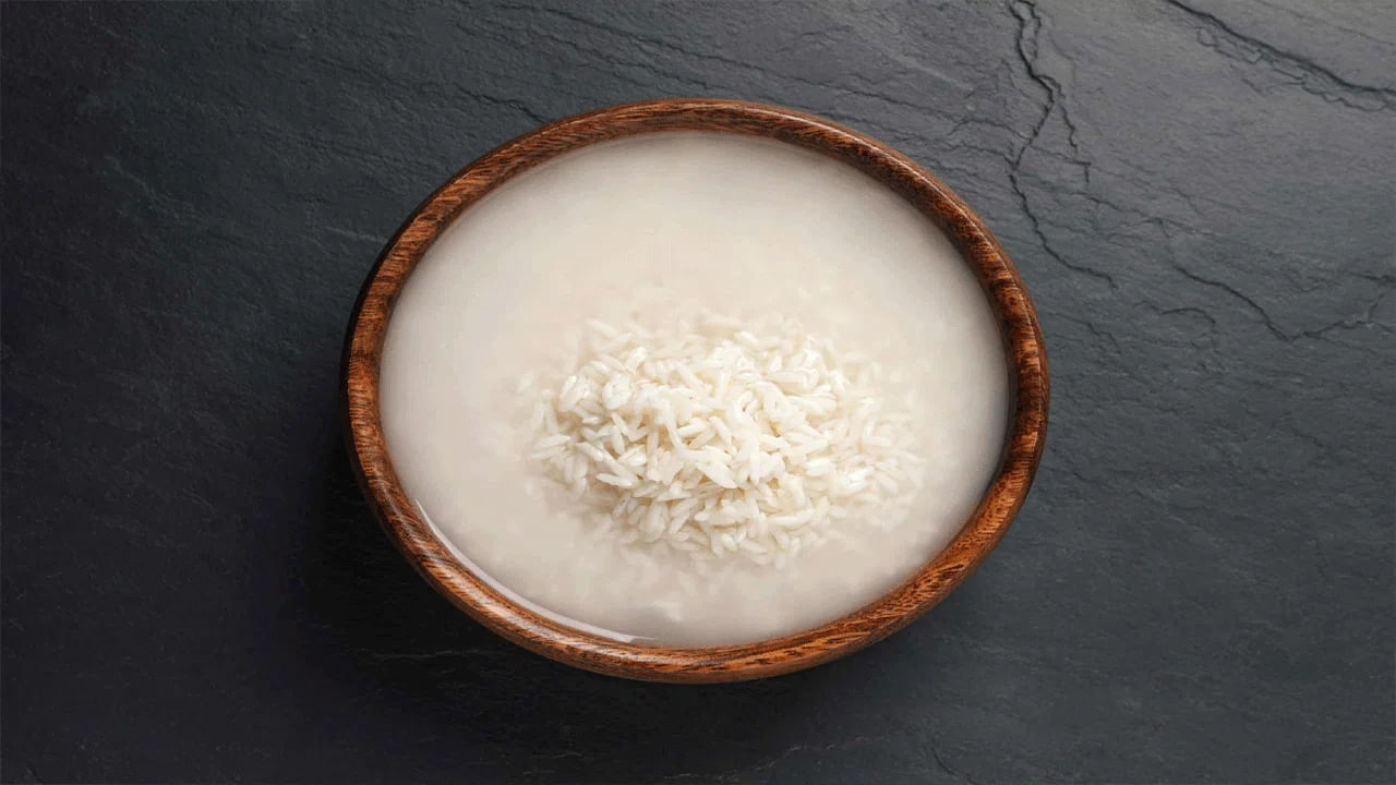 రైస్ వాటర్ హెయిర్ మాస్క్ ఎలా తయారు చేయాలంటే.. ముందుగా బియ్యాన్ని బాగా కడగాలి. ఆ తర్వాత బియ్యాన్ని నీళ్లలో నానబెట్టి ప్రత్యేక పాత్రలో ఉంచాలి. తర్వాత వడకట్టి నీళ్లు పక్కన పెట్టుకోవాలి. అరగంట తర్వాత ఈ నీటిని తీసుకుని జుట్టుకు పట్టించాలి. 