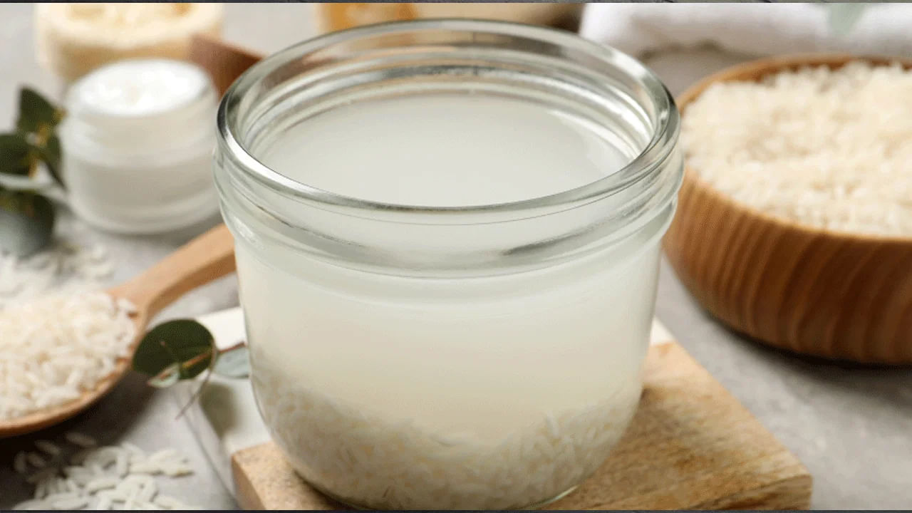 అరగంట పాటు అలాగే ఉంచుకోవాలి. తర్వాత తేలికపాటి షాంపూతో కడిగేయండి. బియ్యాన్ని నానబెట్టడం లేదా ఉడకబెట్టడం ద్వారా మనకు లభించే పిండి నీటిని బియ్యం నీళ్లు అంటారు. 