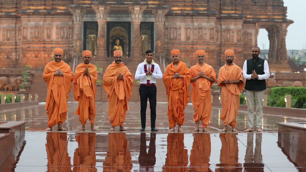 G20 సమ్మిట్‌ కోసం భారత్ లో తొలిసారి అడుగు పెట్టిన బ్రిటన్ ప్రధాని రిషి సునక్ ఉదయం 7 గంటలకు ఢిల్లీలోని ప్రపంచ ప్రఖ్యాత స్వామినారాయణ్ అక్షరధామ్ ఆలయాన్ని సందర్శించారు. రిషి దంపతులకు  అక్షరధామ్ ఆలయ సాధువులు ఘన స్వాగతం పలికారు. అక్షరధామ్ ఆలయంలో తమ బృందంతో కలిసి ప్రార్థనలు చేశారు. దాదాపు 40 నిమిషాల పాటు ఆలయ ప్రాంగణంలో గడిపారు.