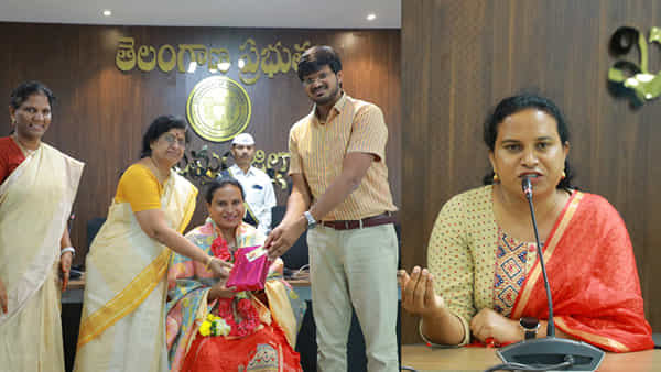 Khammam: ట్రాన్స్జెండర్కు అరుదైన గౌరవం.. రాష్ట్రంలోనే తొలిసారిగా ఈఎస్ఐ ఆసుపత్రిలో.. సత్కరించిన కలెక్టర్..