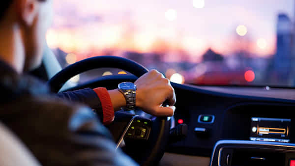 Safe Driving Tips: డ్రైవింగ్ చేస్తున్నప్పుడు ఈ నాలుగు విషయాలు అస్సలు మరిచిపోకండి.. అవేంటంటే..