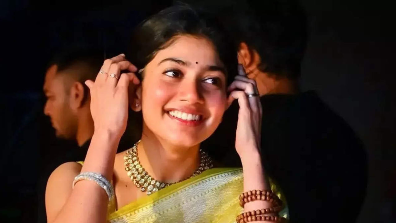 ఒక్క ముక్కలో చెప్పాలంటే లేడీ పవర్ స్టార్ సాయి పల్లవి. ఈమె కనిపించినా.. పేరు వినిపించినా అభిమానుల గోల మామూలుగా ఉండదు. అలాంటి సాయి పల్లవి కొన్ని నెలలుగా తెలుగు ఇండస్ట్రీకి దూరంగా ఉన్నారు.