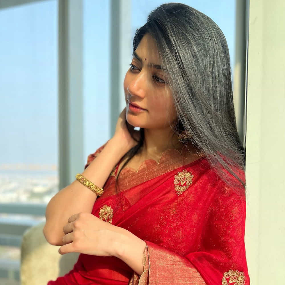 పూజా అండ్ రాశీ పక్కా కమర్షియల్ హీరోయిన్లు. కానీ కమర్షియల్కి, కాన్సెప్ట్ ఓరియంటెడ్ మూవీస్కి మధ్యలో కనిపిస్తారు సాయిపల్లవి. పల్లవి సినిమా ఒప్పుకున్నారంటే, అందులో ఏదో మంచి కంటెంట్ ఉండి తీరుతుందనే నమ్మకం ఆల్రెడీ ప్రజల్లో ఉంటుంది.