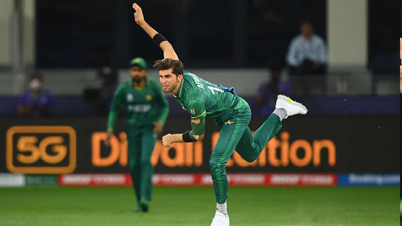 5. ICC T20 వరల్డ్ కప్ 2021లో లెఫ్ట్ ఆర్మర్ బౌలర్, పాకిస్తానీ యువ అద్భుత ఆటగాడు షాహీన్ షా ఆఫ్రిది సత్తా చాటాడు. అతను కేఎల్ రాహుల్, రోహిత్ శర్మ, విరాట్ కోహ్లిల వికెట్లను పడగొట్టాడు. దీనితో పాకిస్తాన్ భారత్ను 151 పరుగులకు పరిమితం చేసింది. షాహీన్ తన అద్భుతమైన బౌలింగ్ ప్రదర్శన కారణంగా మ్యాన్ ఆఫ్ ది మ్యాచ్ అవార్డును పొందాడు.