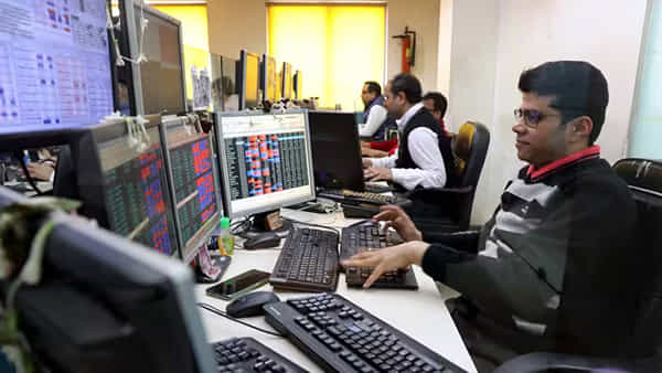 Share Market Updates: స్టాక్ మార్కెట్లో పెట్టుబడులు పెట్టేవారికి అలర్ట్.. వచ్చే నెల నుంచి మారనున్నా రూల్స్..
