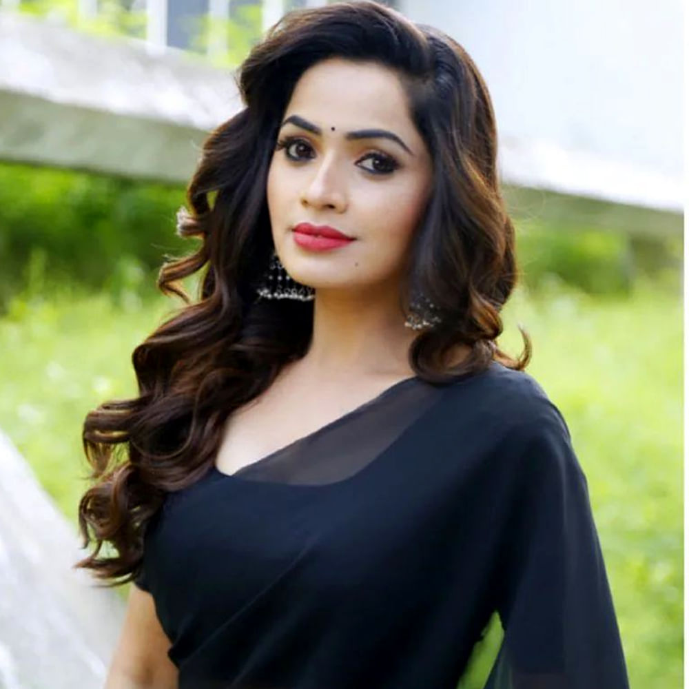 తనదైన ఆట తీరుతో ప్రేక్షకులను ఆకట్టుకునే ప్రయత్నం చేస్తుంది. బిగ్ బాస్ ఇస్తున్న టాస్క్ లు , గేమ్స్ లో గట్టిగానే పోటీ పడుతుంది. ఇక హౌస్ లోకి వచ్చిన మొదటి రోజు నుంచే ఈ అమ్మడు ఏడవడం మొదలు పెట్టింది. చీటికీ మాటికీ ఏడవడం చేస్తుంది శోభా.