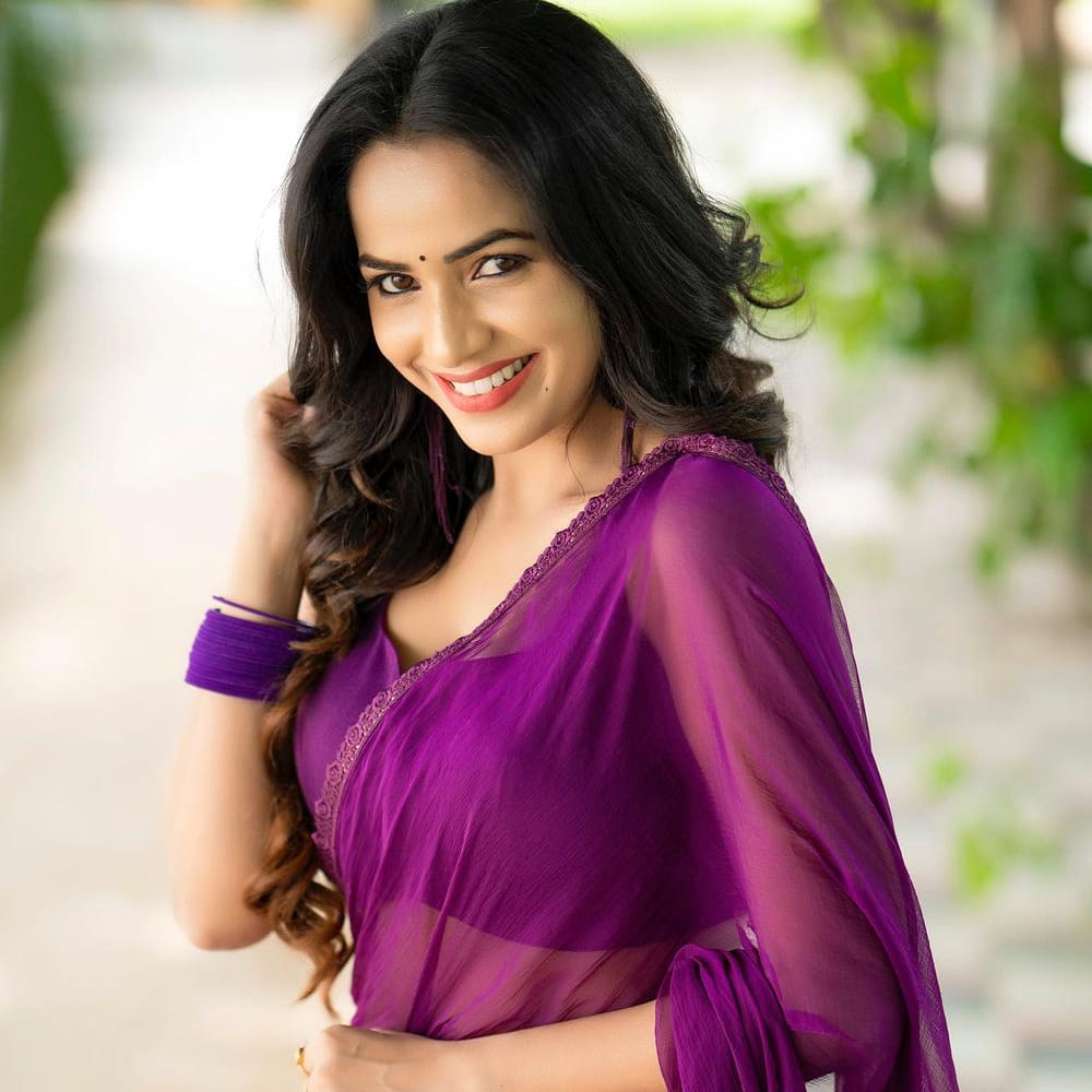 కార్తీక దీపం సీరియల్ లో మోనిత పాత్రలో నటించింది శోభ శెట్టి. అలాగే కన్నడ లో కూడా పలు సీరియల్ లో నటించింది. అదేవిధంగా అక్కడ సినిమాల్లోనూ నటించింది ఈ బ్యూటీ. ఇక ఈ అమ్మడు ప్రస్తుతం బిగ్ బాస్ హౌస్ లో ఉంది.