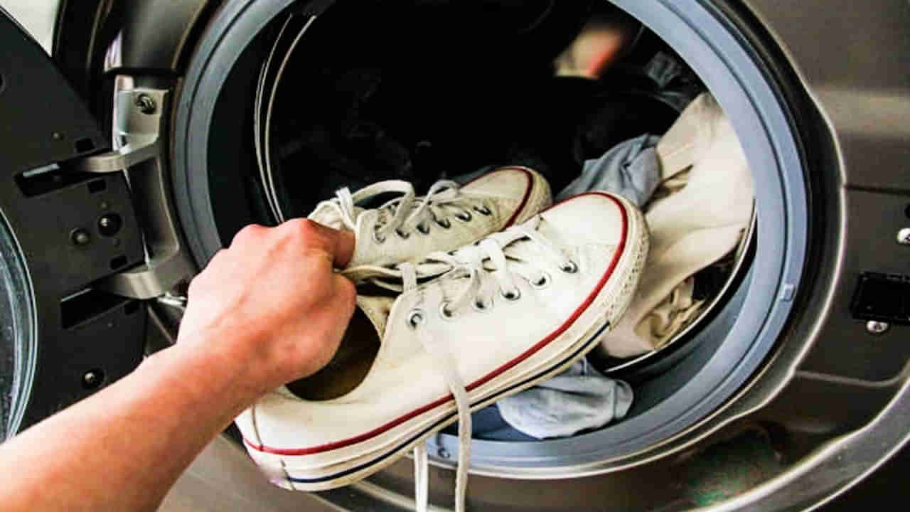 Shoes Strain Cleaning Tips: ఇలా చేశారంటే మీ పాత షూ కొత్తగా తళతళలాడిపోతాయ్‌.. చిటికెలో మురికి మాయం..