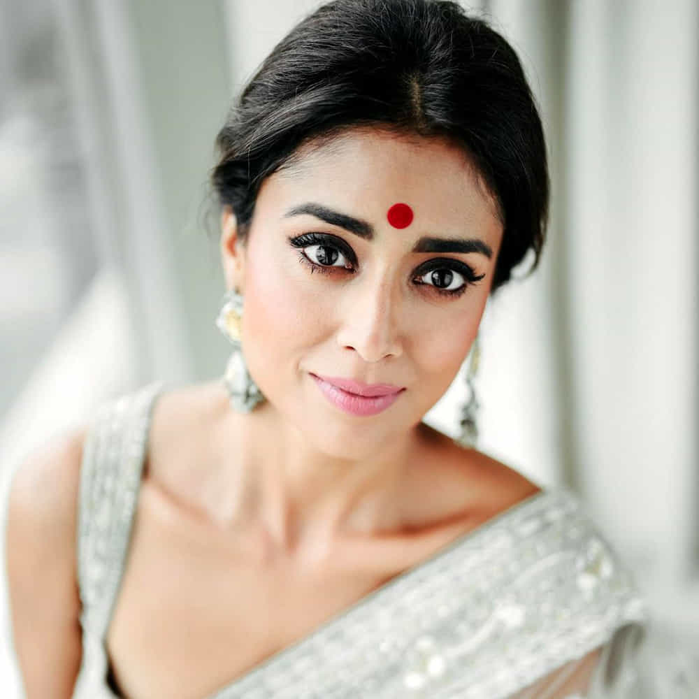 సీనియర్ బ్యూటీస్ ఇప్పటికి కూడా తరగని అందంతో కట్టిపడేస్తున్నారు. యంగ్ బ్యూటీలకు ఏమాత్రం తగ్గని సోయగాలతో అభిమానులను అలరిస్తున్నారు. అలాంటి హీరోయిన్స్ లో ముందుగా చెప్పుకోవాల్సింది శ్రియ గురించే. ఈ అందాల భామ స్టార్ హీరోయిన్ గా రాణించింది.