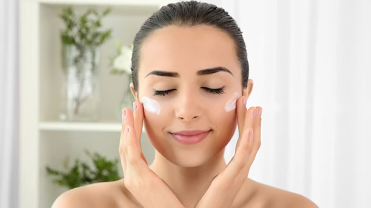 Skin Care Tips: రాత్రిపూట పాలలో కలిపి ముఖానికి రాసుకుంటే.. ముఖంలో ఒక్కసారి మెరుపు..