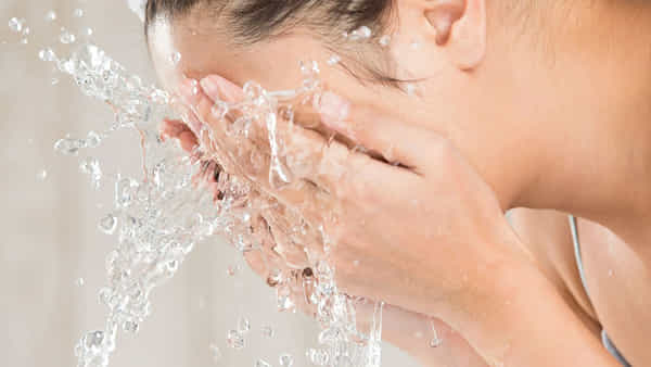 Skincare Mistakes: నీళ్లతో ముఖం కడుక్కుని టవల్తో తుడుచుకుంటున్నారా..? ఐతే మీరిది తెలుసుకోవాల్సిందే..