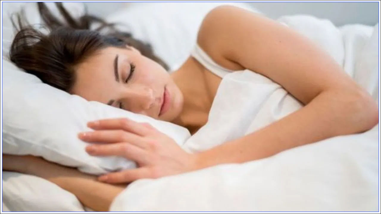 శరీరానికి నిద్ర చాలా ముఖ్యం. ఈ నిద్ర లేకపోవడం వల్ల శరీరంలో అనేక సమస్యలు వస్తాయి. నిద్రలేమి మధుమేహం వంటి సమస్యలకు దారి తీస్తుంది. అలాగూ చాలామందికి తగినంత నిద్ర రాదు. తగినంత నిద్ర అంటే ఏమిటి? ఒక వయోజన వ్యక్తికి రోజుకు 7-8 గంటల నిద్ర అవసరం. అయితే, నేటి బిజీ లైఫ్‌లో చాలా మందికి నిద్రించడానికి తగినంత సమయం లేదా అవకాశం లేదు.