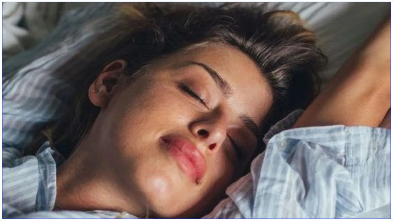 దాదాపు అందరూ టీ, కాఫీలకు బానిసలు. కానీ నిద్రపోయే ముందు అతిగా తాగడం అలవాటు చేసుకోవద్దు. దీని వల్ల మీ నిద్రకు భంగం కలిగే అవకాశం ఉందని నిపుణులు చెబుతున్నారు. మద్యం సేవించడం వల్ల కూడా నిద్రకు ఆటంకం కలుగుతుంది. అందుకు రాత్రిపూట మద్యానికి దూరంగా ఉండండి. మద్యపానానికి మాత్రమే కాకుండా, ధూమపానానికి కూడా దూరంగా ఉండటం మంచిది.