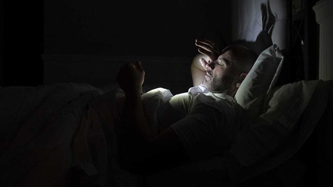 సరిపడా నిద్రలేని కారణంగా భావోద్వేగ సమస్యలను పెంచుతుంది. మానసికంగా చికాకులో ఉంటారని ఈ అధ్యయనంలో తేలింది. దాదాపు 700 మందిపై అధ్యయనం చేశారు. యూఎస్, ఐరోపాలో ఈ పరిశోధనలు నిర్వహించారు. ఈ పరిశోధనలో నిద్ర సరిగా లేకపోవడం వల్ల వారిలో కోపం పెరిగినట్లు గుర్తించారు. 