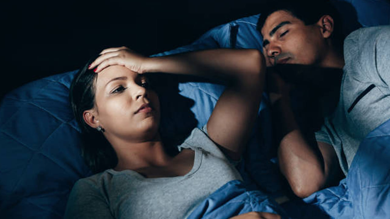 సరిపడా నిద్రలేని కారణంగా భావోద్వేగ సమస్యలను పెంచుతుంది. మానసికంగా చికాకులో ఉంటారని ఈ అధ్యయనంలో తేలింది. దాదాపు 700 మందిపై అధ్యయనం చేశారు. యూఎస్, ఐరోపాలో ఈ పరిశోధనలు నిర్వహించారు. ఈ పరిశోధనలో నిద్ర సరిగా లేకపోవడం వల్ల వారిలో కోపం పెరిగినట్లు గుర్తించారు. 