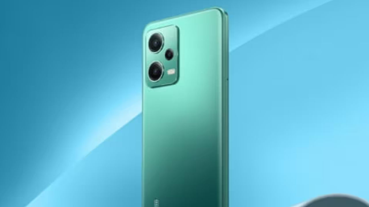 Realme GT Neo 6 5G: రియల్‌మి త్వరలో ఈ ఫ్లాగ్‌షిప్ ఫోన్‌ను లాంచ్ చేయనుంది. ఇందులో 16 GB RAM, 512 GB ఇంటర్నల్ స్టోరేజీ ఉంటుంది. స్నాప్‌ డ్రాగన్ 8 Gen 2 SoC, 144hz, OLED డిస్‌ప్లే ఫీచర్స్‌తో వస్తోంది ఈ ఫోన్. ఇక ఈ ఫోన్‌లో ఫాస్ట్ ఛార్జింగ్ అయ్యే సౌకర్యం కూడా ఉంది. కంపెనీ ఈ ఫోన్‌కు 240 వాట్ల ఫాస్ట్ ఛార్జింగ్‌ను అందిస్తోంది.