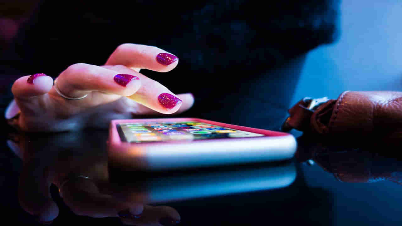 Smart Phones: ఉదయాన్నే నిద్రలేవగానే ఫోన్‌ చూస్తున్నారా..? జాగ్రత్త మీకే తెలియకుండా ఆ విషయాల్లో..