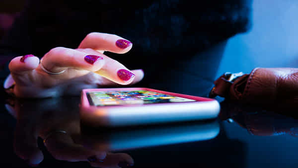 Smart Phones: ఉదయాన్నే నిద్రలేవగానే ఫోన్ చూస్తున్నారా..? జాగ్రత్త మీకే తెలియకుండా ఆ విషయాల్లో..
