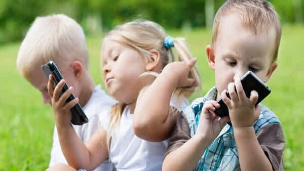 Smartphone: పిల్లలకు స్మార్ట్ ఫోన్ ఇస్తున్నారా.? ప్రపంచ ఆరోగ్య సంస్థ ఏం చెబుతోందంటే..