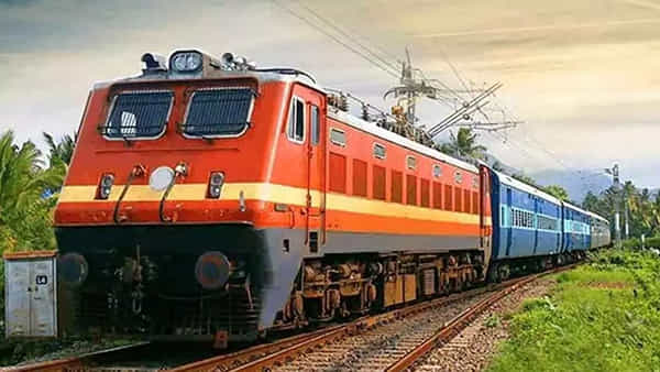 Special Trains: తెలుగు రాష్ట్రాల రైలు ప్రయాణికులకు బిగ్ అలర్ట్.. ఆ జిల్లాల మీదుగా తిరుపతికి ప్రత్యేక రైలు..