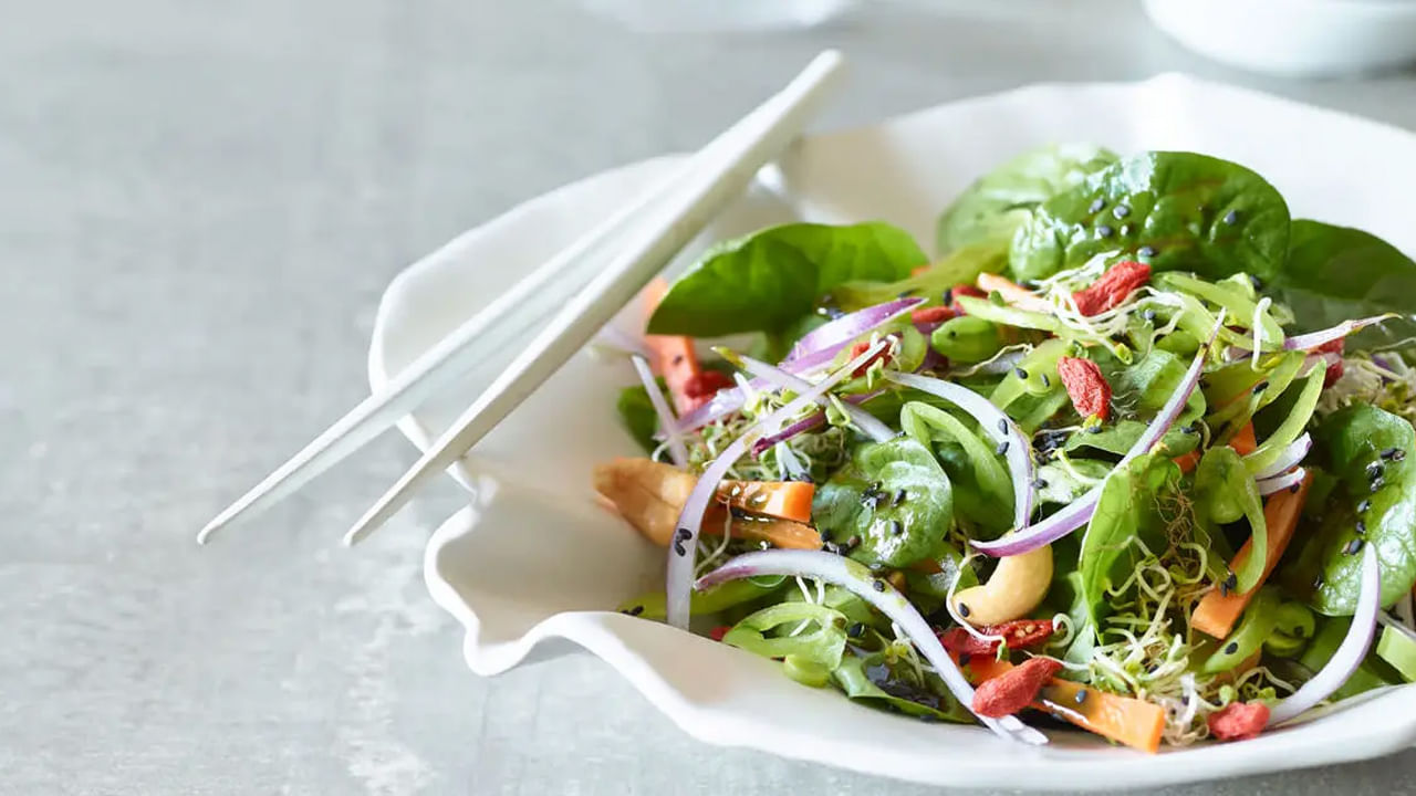 Sprout Salad: పెసలు, శనగలు, క్యారెట్, టమాటో, ఉల్లిపాయ, మిరపకాయ, నిమ్మరసం వంటి పలు పదార్థాలు వేసి తయారు చేసే స్ప్రౌట్ సలాడ్ ఆరోగ్యానికి ఎంతో ప్రయోజనకరం. దీన్ని బ్రేక్‌ఫాస్ట్‌గా తీసుకుంటే ఆరోగ్యానికి మరింత మేలు జరుగుతుంది. 