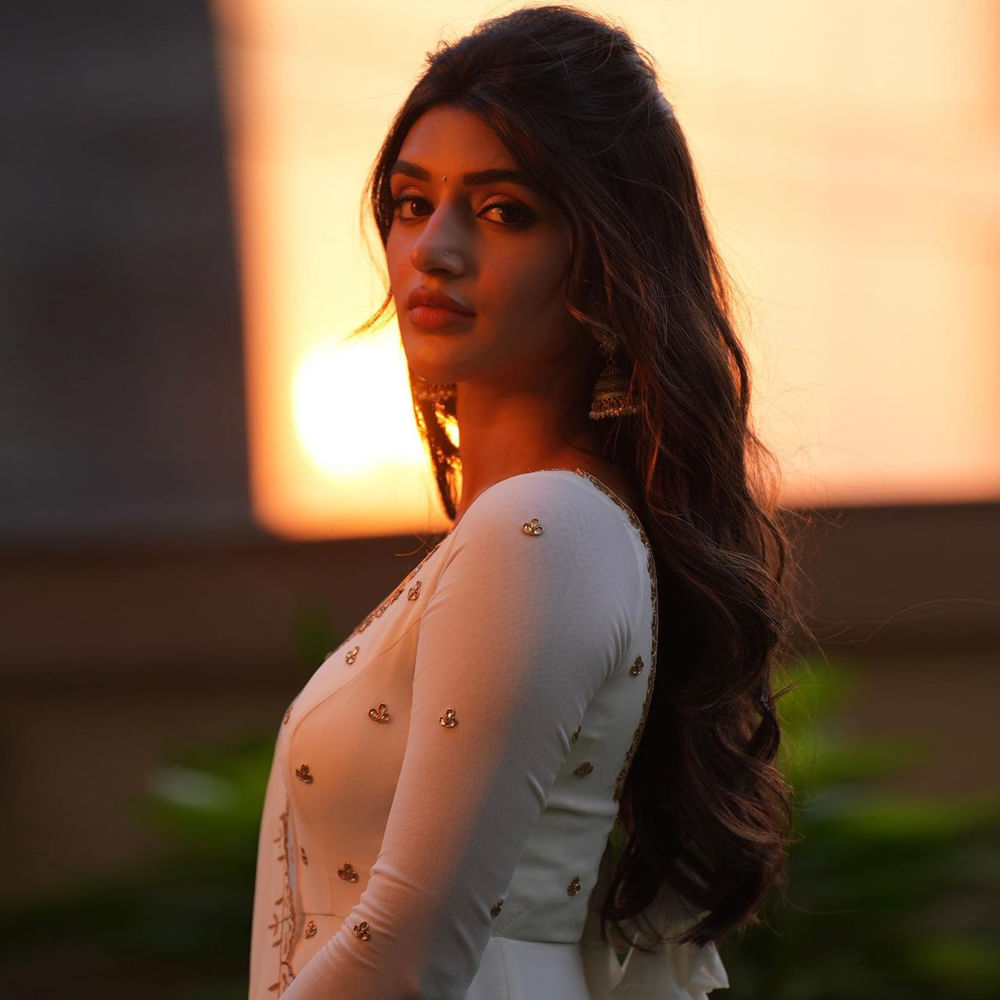 కాగా, శ్రీలీల ప్రస్తుతం రామ్తో 'స్కంద'.. బాలకృష్ణ హీరోగా తెరకెక్కుతోన్న 'భగవంత్ కేసరి'లో కీలక పాత్ర, పంజా వైష్ణవ్ తేజ్తో 'ఆదికేశవ్', నితిన్తో 'ఎక్స్ట్రా ఆర్డినరీ మ్యాన్', మహేష్ బాబు హీరోగా తెరకెక్కుతున్న 'గుంటూరు కారం'.. అలాగే విజయ్ దేవరకొండ ఓ చిత్రంలో, పవన్ కళ్యాణ్ సరసన 'ఉస్తాద్ భగత్ సింగ్'లో.. 'అనగనగ ఒక రోజు' చిత్రాల్లో నటిస్తోంది..