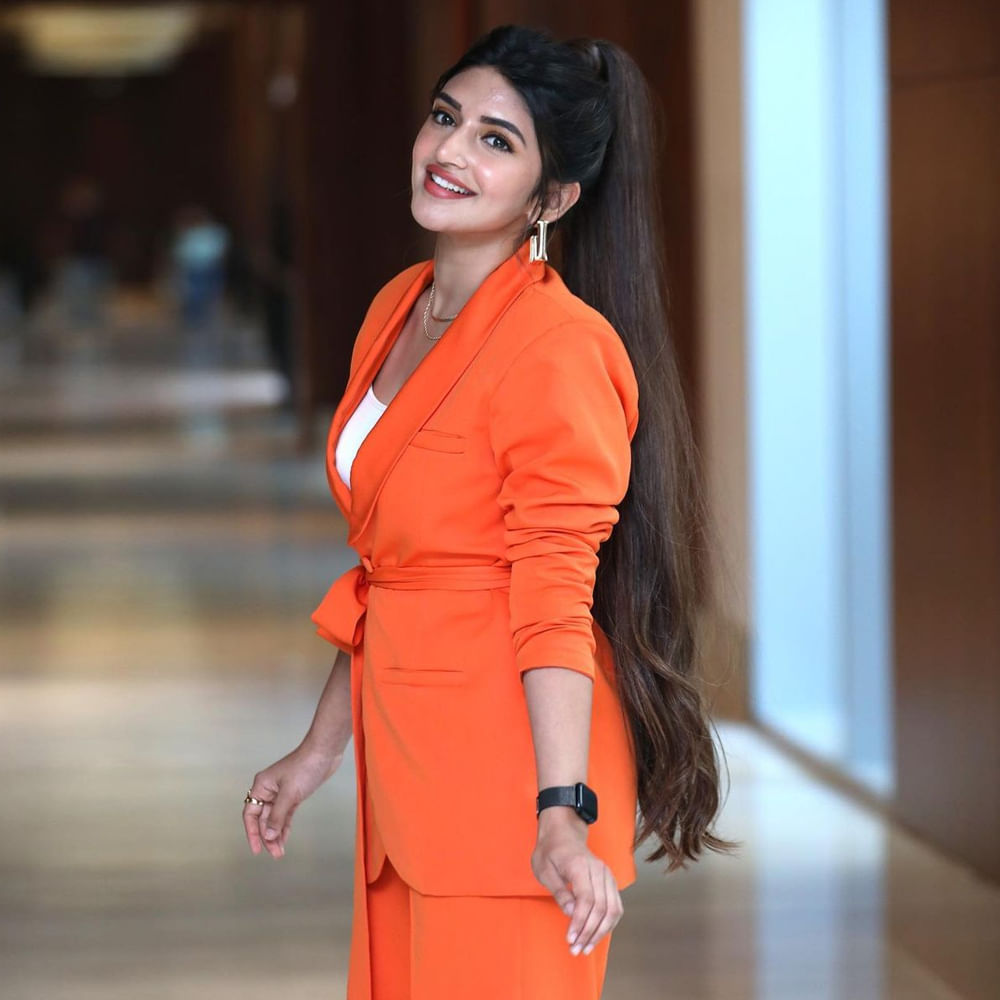 మొదటి చిత్రంలో తన అందచందాలతో ఫ్యాన్స్ను ఆకట్టుకోవడమే కాకుండా.. పక్కింటి అమ్మాయిలా తెలుగు ప్రేక్షకులకు మరింత చేరువైంది. అంతే! ఇంకేముంది ఈ అమ్మడికి వరుసగా అవకాశాలు వచ్చిపడ్డాయి.