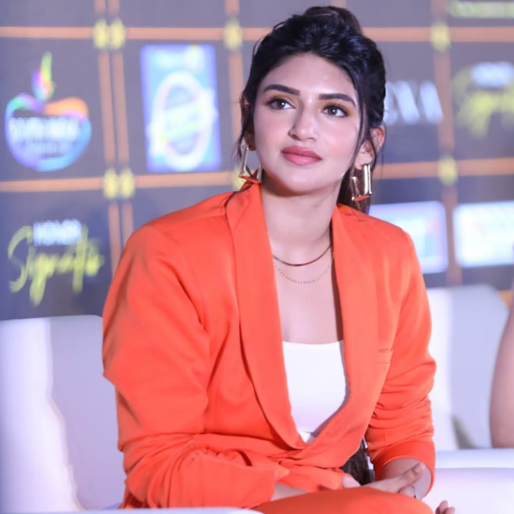 మరోవైపు శ్రీలీల క్రేజ్తో పాటు రెమ్యూనరేషన్ కూడా సినిమా.. సినిమాకు పెరుగుతూపోతోంది. పెళ్లిసందD చిత్రానికి రూ. 5 లక్షల పారితోషికం తీసుకున్న శ్రీలీల.. ఆ తర్వాత రవితేజతో నటించిన ధమాకాకు రూ. 50 లక్షలు తీసుకుందట. ఇక రామ్ సరసన నటించిన 'స్కందా' చిత్రానికి రూ. 80 లక్షల నుంచి రూ. కోటి వరకు పారితోషికం తీసుకున్నట్టు టాక్.